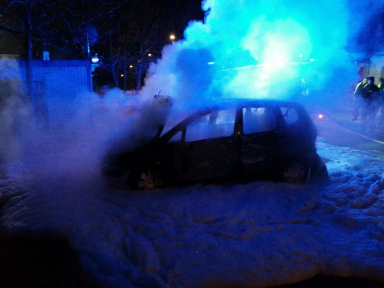 Pożar samochodu w Strzegomiu. Auto doszczętnie spłonęło [FOTO]