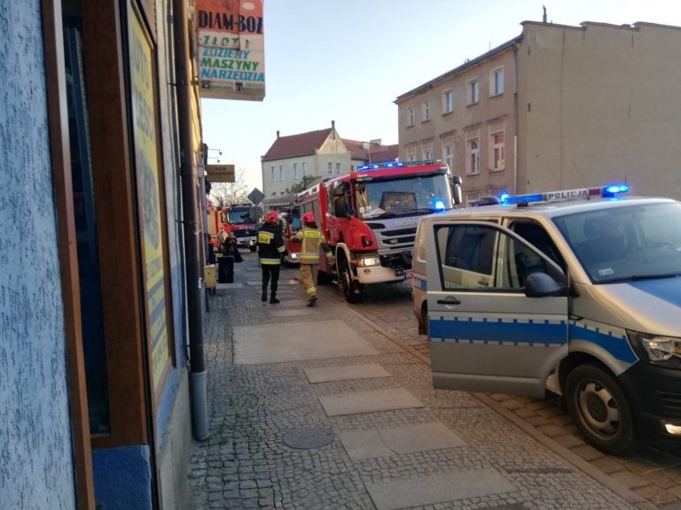 Pożar mieszkania w Strzegomiu. Zapaliła się kołdra [FOTO]