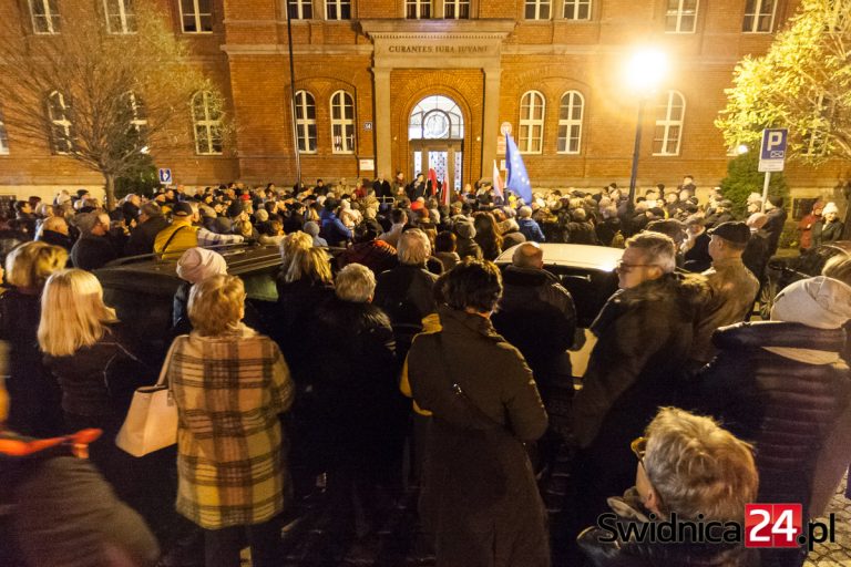 „Polska to nie folwark PiS”. Będzie wieczorna manifestacja w Świdnicy