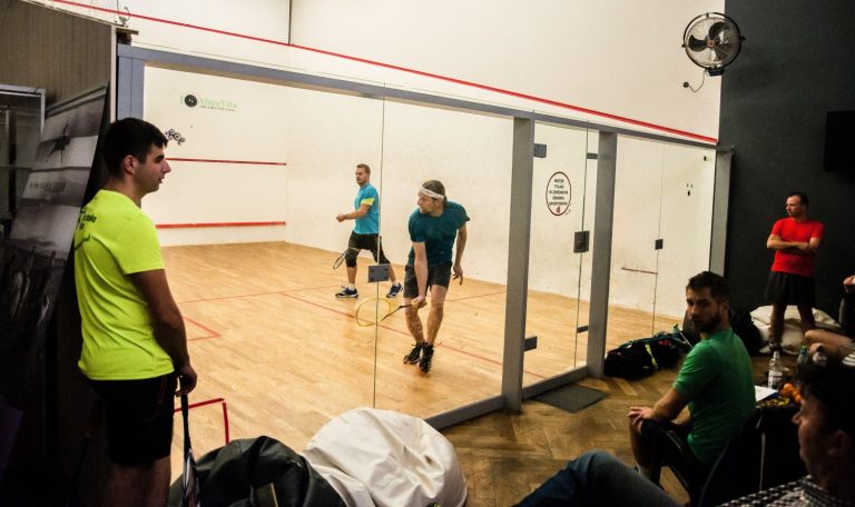 Squash w Świdnicy. Odkryj jego zalety i daj się wciągnąć w grę!