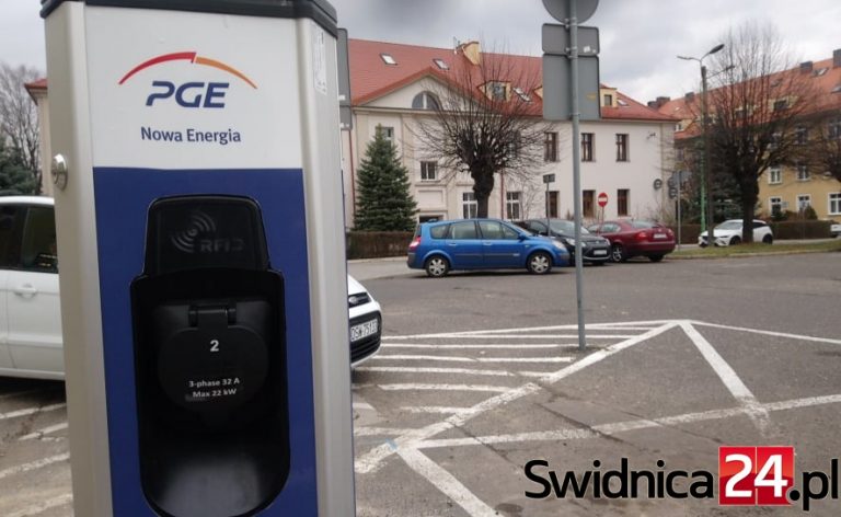 Elektryczne auto naładujesz przed starostwem [FOTO]