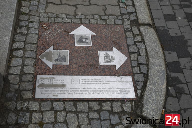 Miały pomagać turystom. Znikają kolejne elementy projektu „Citywalk” w Świdnicy