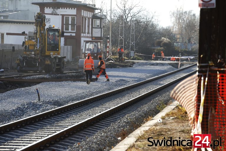 Trwa remont kolejowej trasy pod Ślężę i do Wrocławia [FOTO]