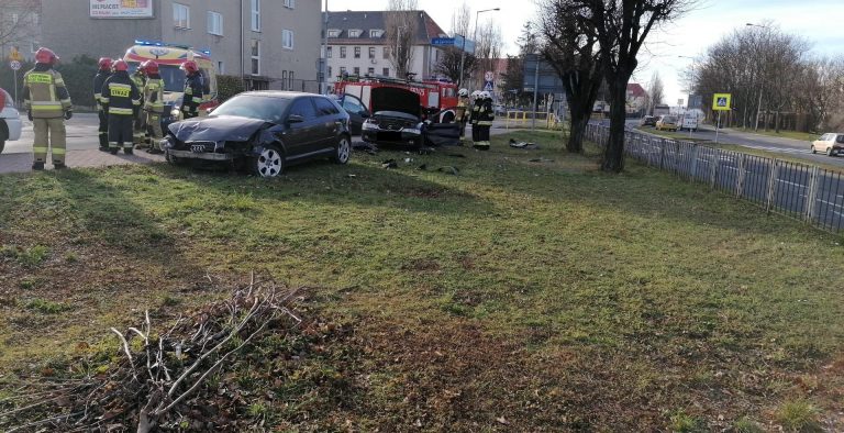 Zderzyły się i wypadły z drogi. Jeden z kierowców pijany [FOTO]