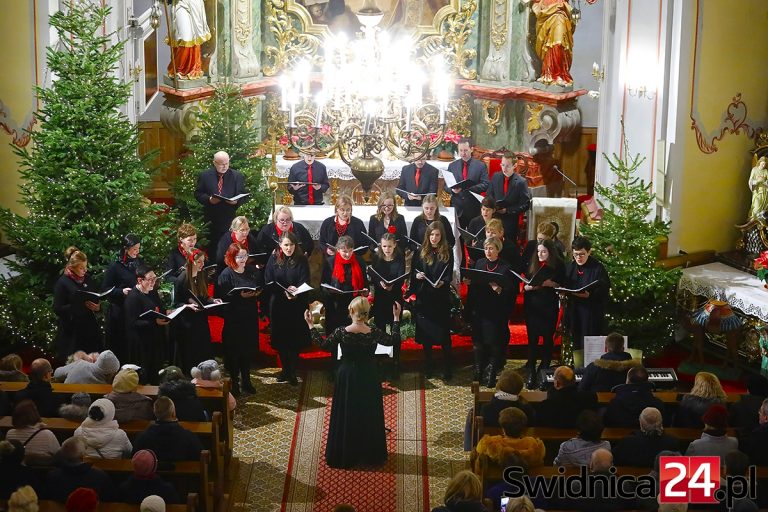 Radosne, chóralne kolędowanie w kościele św. Józefa [FOTO]