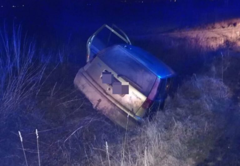 Pościg za 17-latkiem zakończony w rowie. Pasażer miał przy sobie narkotyki