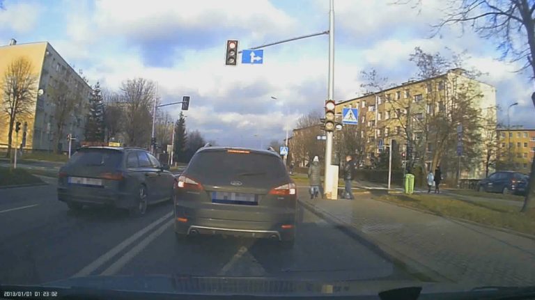 Na czerwonym, pod prąd [VIDEO]