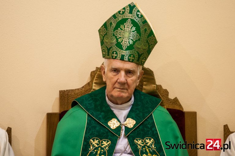 Po roku od sądowego wyroku biskup Dec przeprasza za zniesławienie
