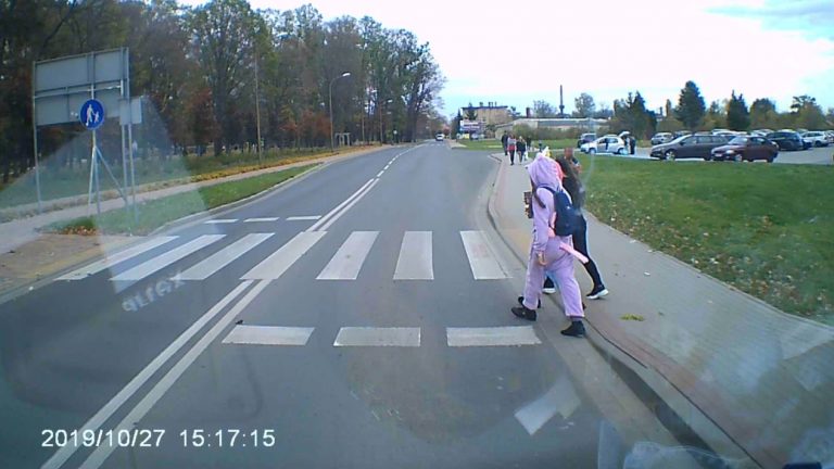 Nie rozglądasz się? Możesz odpowiadać za wypadek [VIDEO]