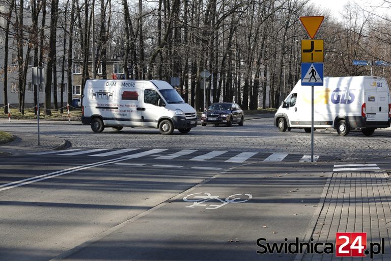 Ruch coraz większy, a powstają kolejne budynki mieszkalne. Samorządowcy szukają rozwiązania
