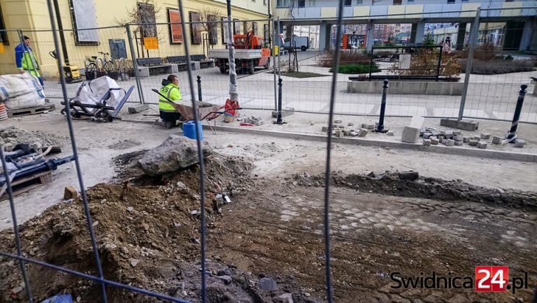 Wznowili prace na Franciszkańskiej. Wiadomo już, co dokładnie doprowadziło do powstania opóźnienia