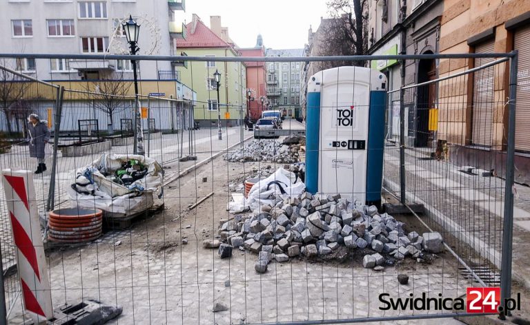 Remont Franciszkańskiej o krok od finiszu, ale budowlańców nie widać [FOTO]