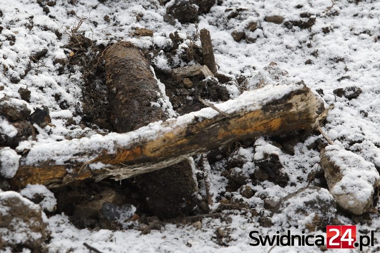 Remontowali linię kolejową, wykopali pociski [FOTO]