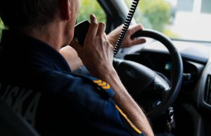 Dymiąca wędzarnia, uszkodzona sygnalizacja na przejeździe. Interwencje straży miejskiej