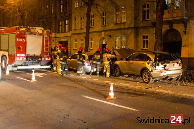 Wóz strażacki staranował dwa auta osobowe [FOTO]
