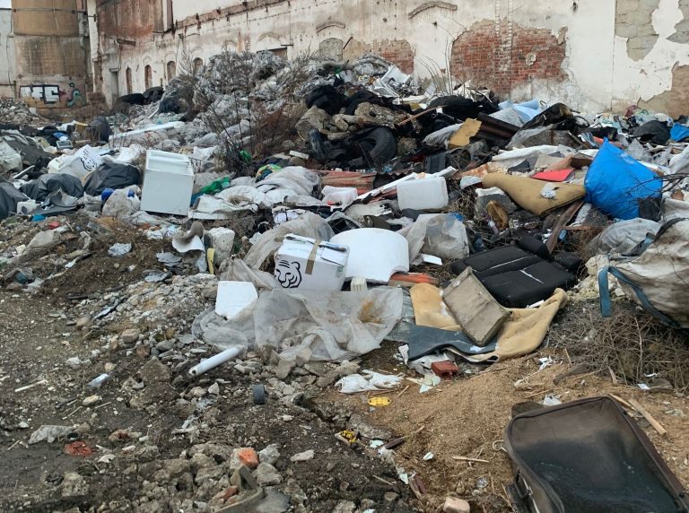 Miała być droga i mieszkania. Są ruiny i hałdy śmieci