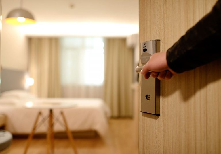 Bezpieczeństwo a prywatność w hotelu – czy do pokoi są uniwersalne klucze?