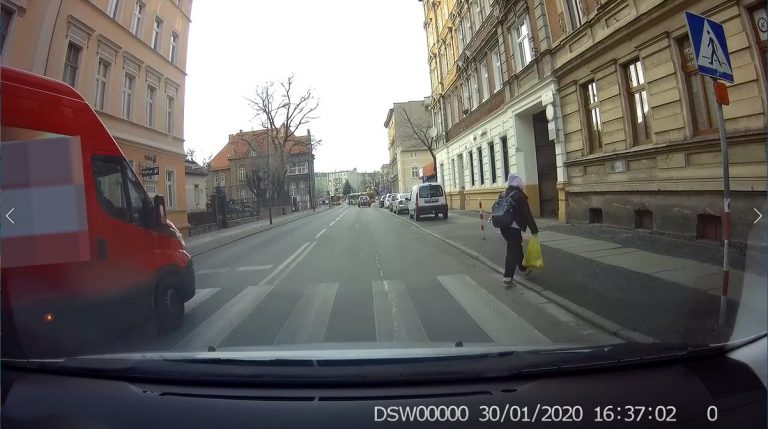 Pod prąd, omijając auto przepuszczające pieszego [VIDEO]