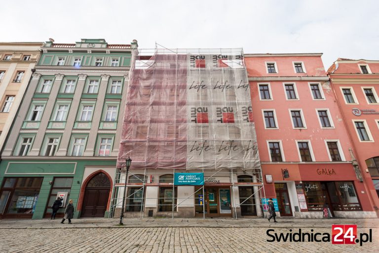 Rusztowanie stoi już rok, kamienica wciąż czeka na remont