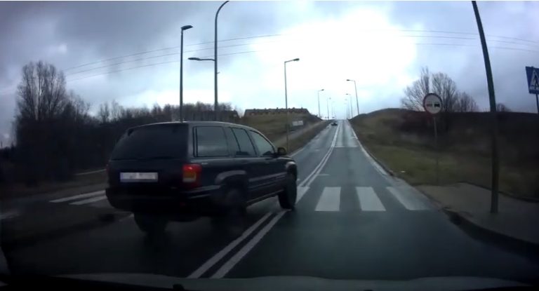 Niebezpieczne manewry na Wałbrzyskiej [VIDEO]