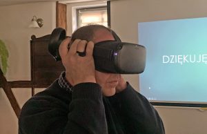 Spacer w trójwymiarowych okularach po Kościele Pokoju