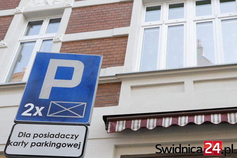 Kierowcy wściekli, niepełnosprawni zrozpaczeni. Koperty w centrum Świdnicy powodują coraz większy chaos