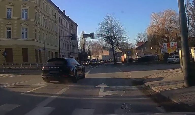 Miał doprowadzić do stłuczki, uciekł łamiąc kolejne przepisy [VIDEO]