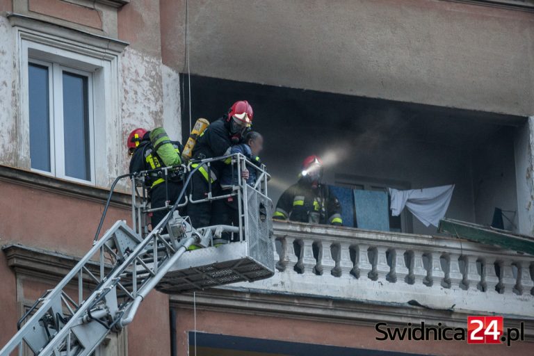 Pożar mieszkania na czwartym piętrze [FOTO]