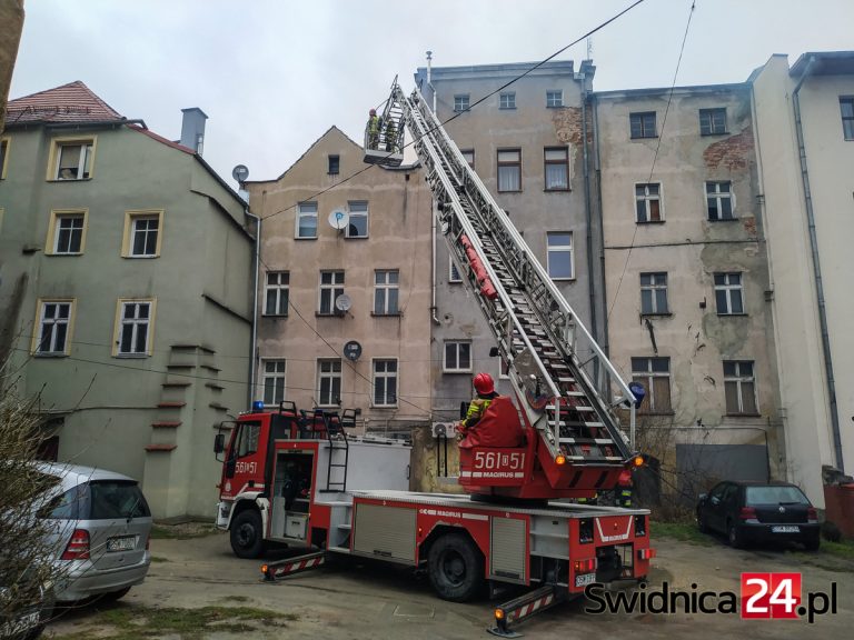 Zadymienie nad centrum Świdnicy. Pożar sadzy w kominie [FOTO]