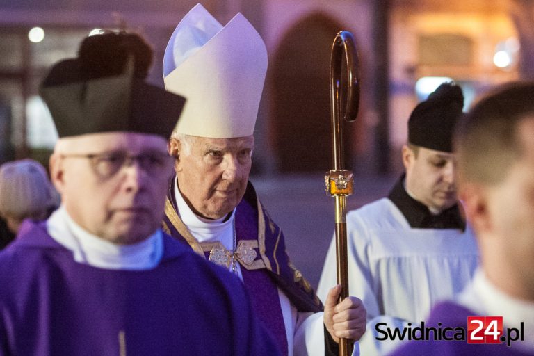 Biskup Dec zabrał głos w sprawie limitu wiernych w kościołach. Odbierając tytuł honorowego Dolnoślązaka mówił o aborcji i eutanazji