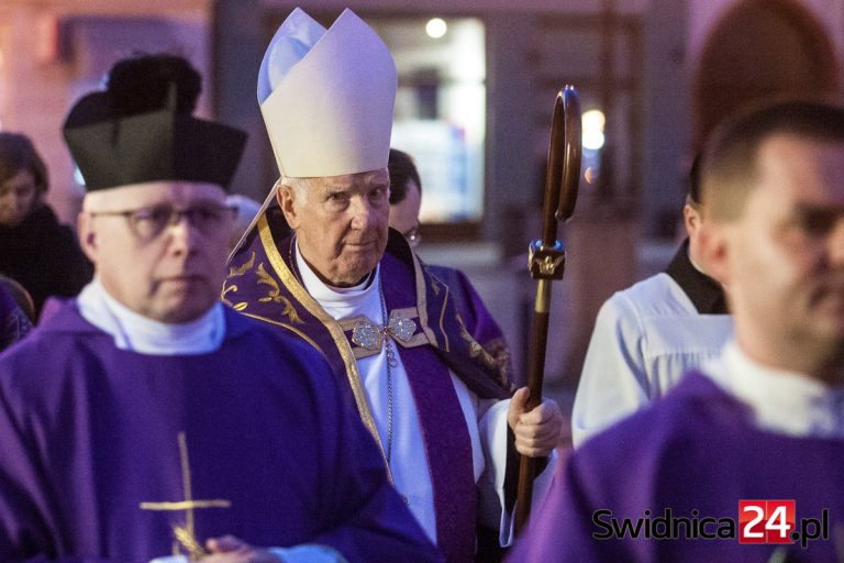 Świdnicki duchowny honorowym Dolnoślązakiem? Poseł Mieszkowski: pan biskup Dec zagraża polskiej demokracji