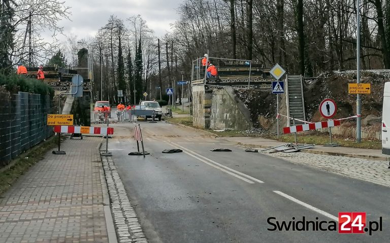 Przedłużają się prace na Śląskiej. Utrudnienia jeszcze przez 3 tygodnie [FOTO]