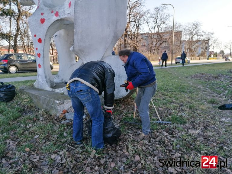 Pensjonariusze schroniska dla bezdomnych sprzątają Świdnicę [FOTO]