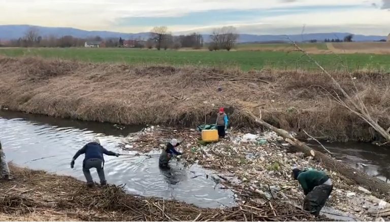 Wyciągnęli z rzeki tony plastiku [FOTO/VIDEO]