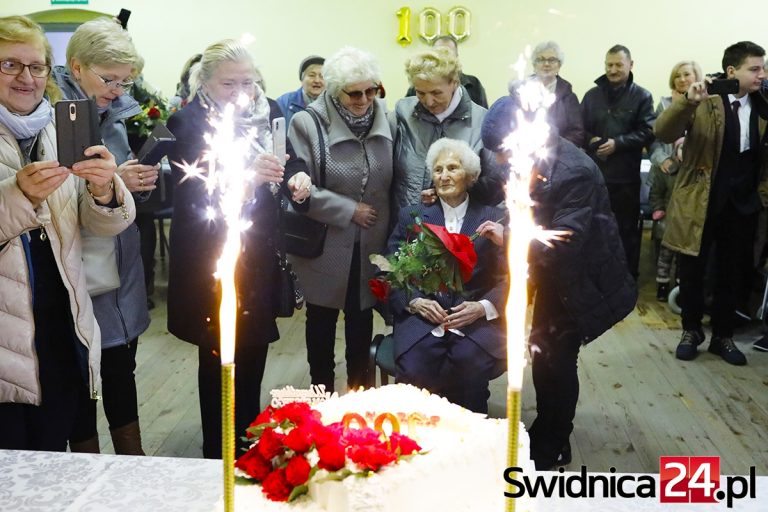 Setne urodziny pani Stanisławy. Świętowała razem z mieszkańcami Milikowic [FOTO]