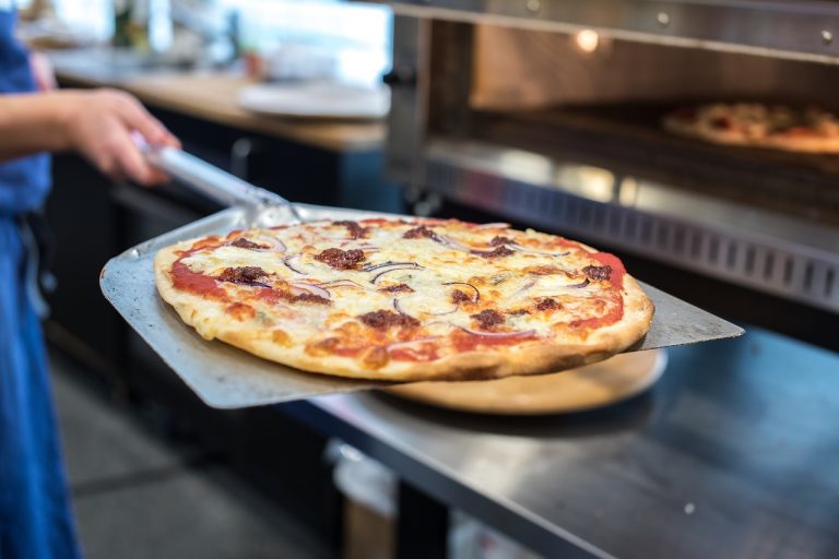 Jednokomorowy piec do pizzy – co warto o nim wiedzieć?