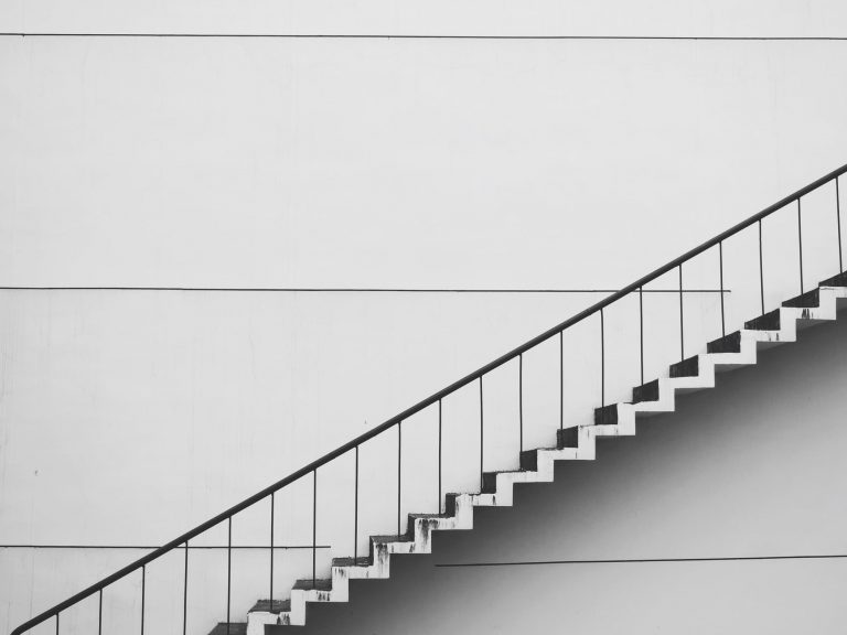 Balustrady schodowe zewnętrzne – najlepsze rozwiązania do Twojego domu