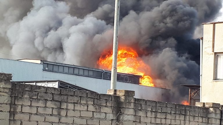 Pożar hali przy Fabrycznej. Ewakuowano pracowników [FOTO]