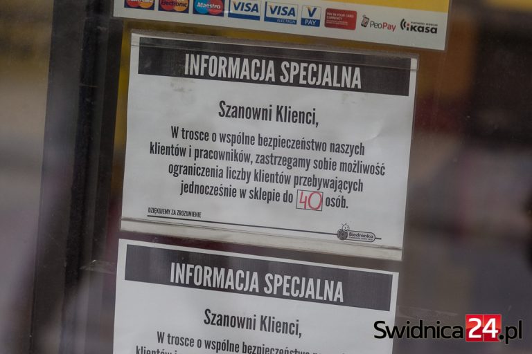 Limity klientów i obowiązkowe rękawiczki w sklepach, konieczność zachowania 2 metrów odstępu od innych ludzi. Rząd zaostrza ograniczenia