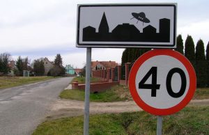 Tajemniczy spodek na tablicy we wsi Bogdanów,17 luty 2020,fot. Zofia Kaczkowska