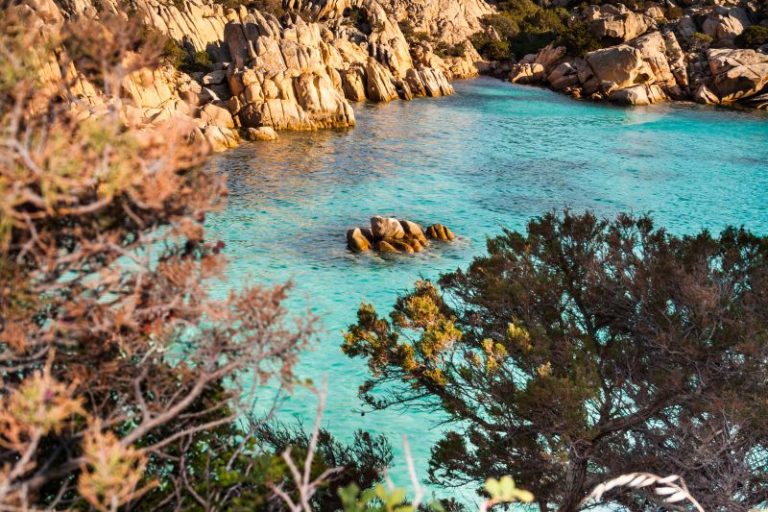 Wyjazd na Sardynię z biurem podróży