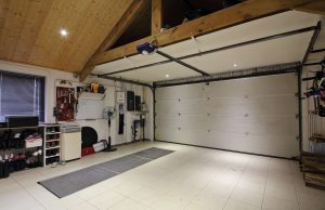 Jak dobrać drzwi garażowe? Rodzaje i wymiary bram garażowych