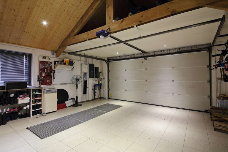 Jak dobrać drzwi garażowe? Rodzaje i wymiary bram garażowych