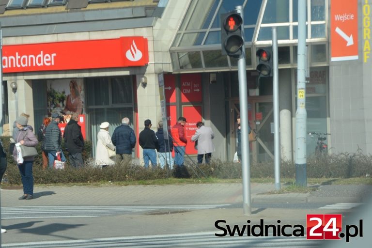 Kolejki przed bankami. Efekt wprowadzenia środków ostrożności