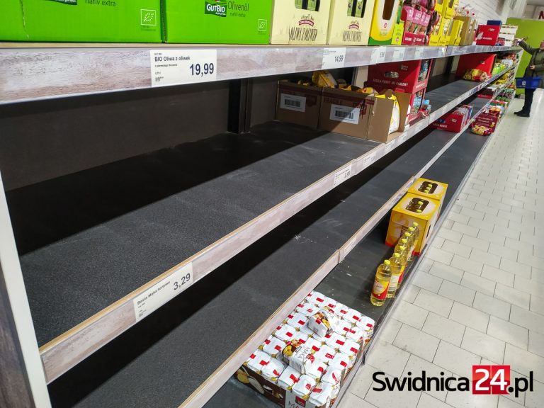 Specjalne godziny na zakupy dla seniorów, przerwy na dezynfekcję. Sieci handlowe w czasie epidemii