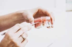 Protezy zębowe – piękny uśmiech na lata