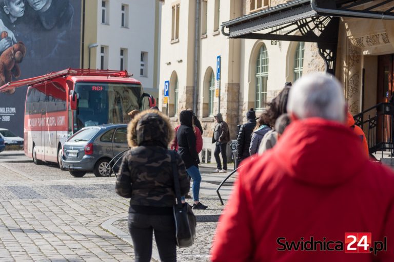 Świdniczanie tłumnie odpowiedzieli na apel o oddawanie krwi. „Zachowujemy wszystkie środki bezpieczeństwa” [FOTO]