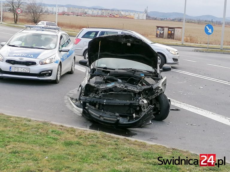 Zderzenie na skrzyżowaniu Kazimierza Wielkiego i Ząbka [FOTO]