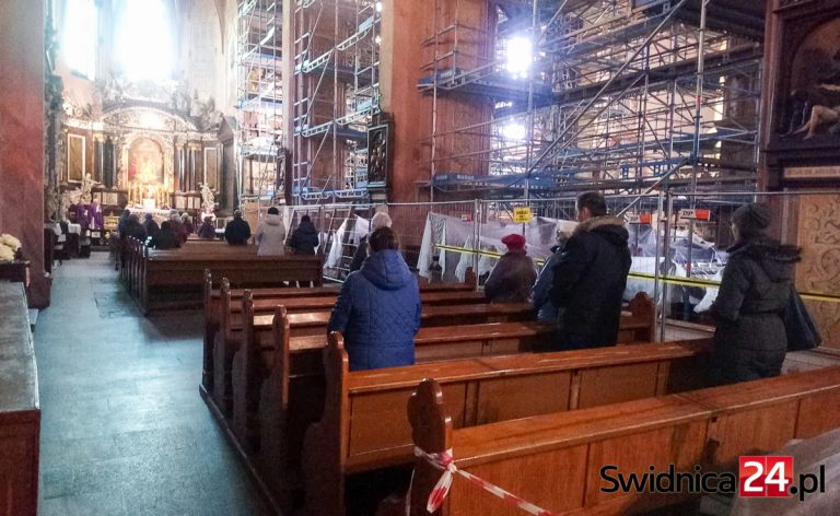 Koronawirus w Polsce. Jest apel do biskupa świdnickiego o ograniczenie nabożeństw w kościołach [Aktualizacja]