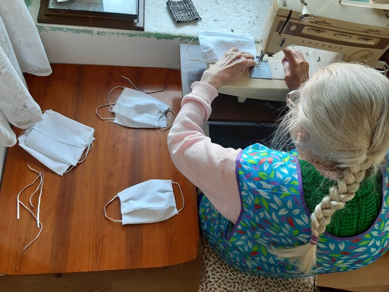 96-latka pomaga w walce z epidemią. Szyje maseczki dla świdnickiej przychodni